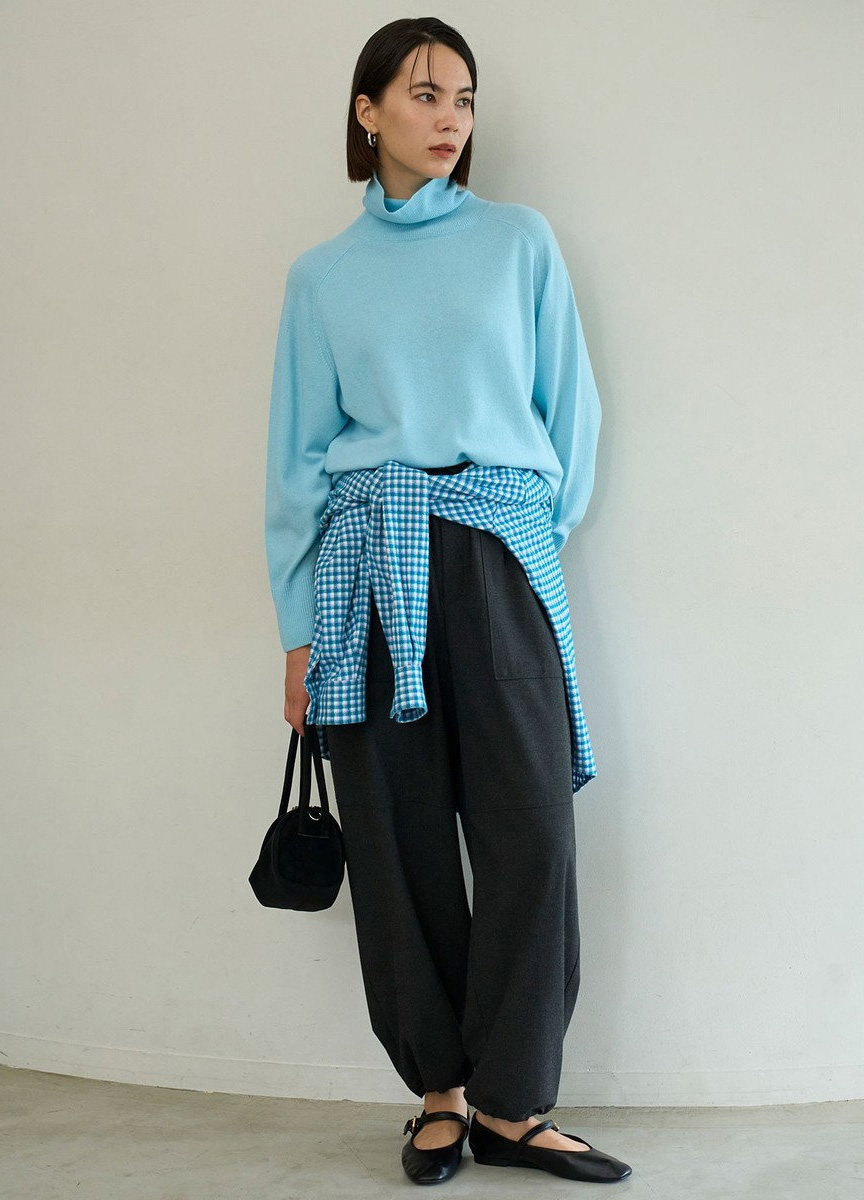 後釦飾高領針織上衣